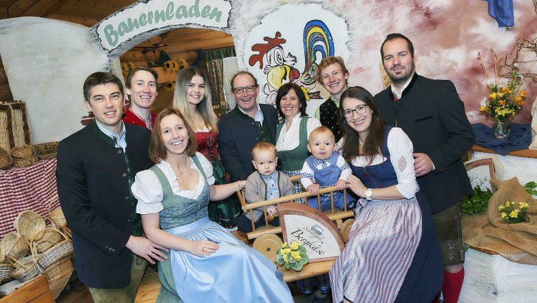 Family at the Stix cheese hut, &copy; K&auml;seh&uuml;tte Stix