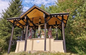 Kalv&aacute;ria so skupinou ukrižovan&yacute;ch pod zastre&scaron;en&yacute;m pavil&oacute;nom.