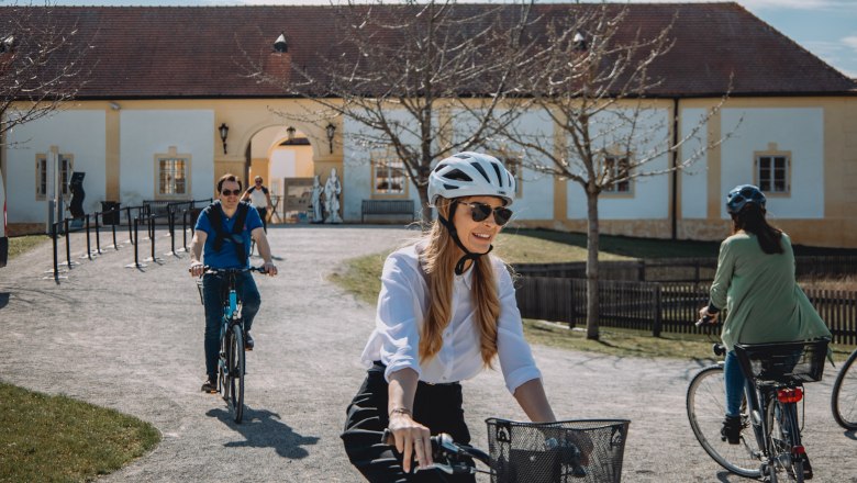 Cycling near Hof Castle, &copy; Schlo&szlig; Sch&ouml;nbrunn Kultur- u. Betriebsges.m.b.H.