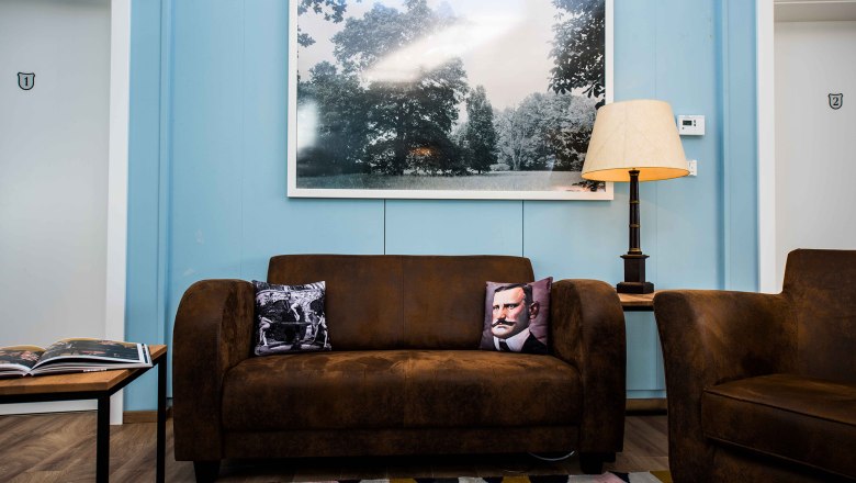 &Uacute;tuln&aacute; pohovka a kreslo, &copy; Nik Pichler