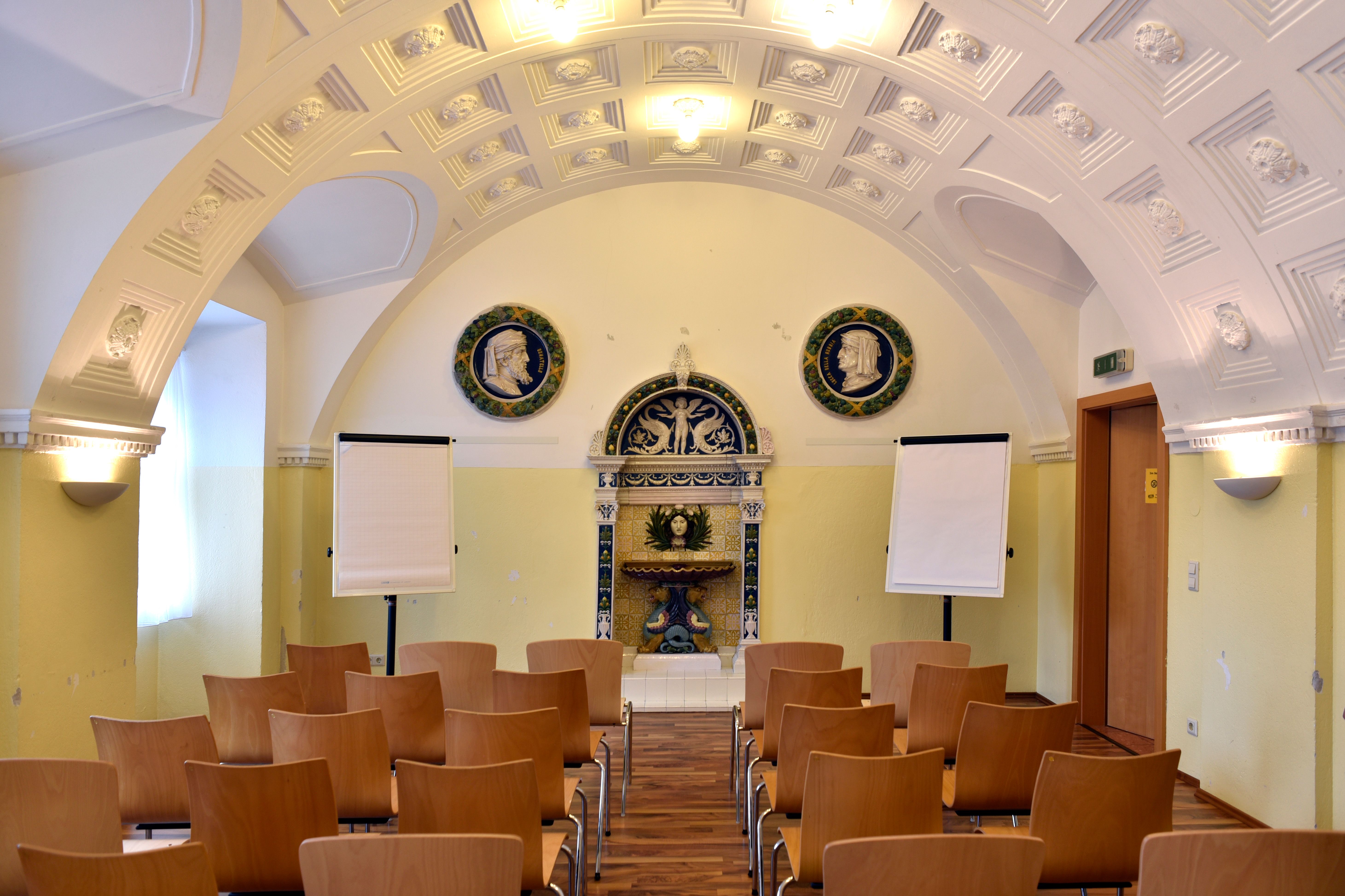 Seminárna miestnosť s klenutým stropom a sedením v kine 