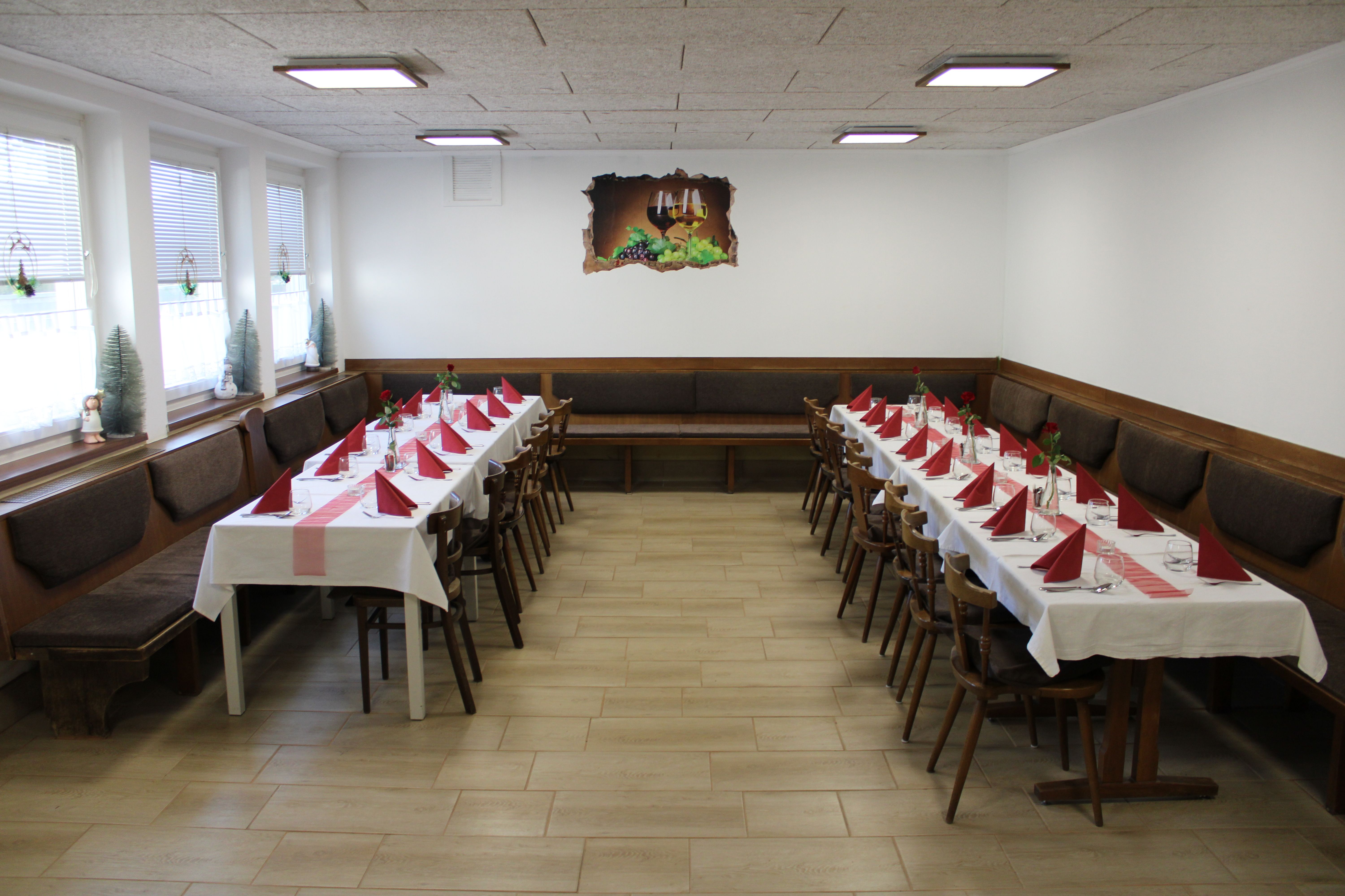 Stixer Hof, Stixneusiedl, veľká hala so stolmi a lavicami
