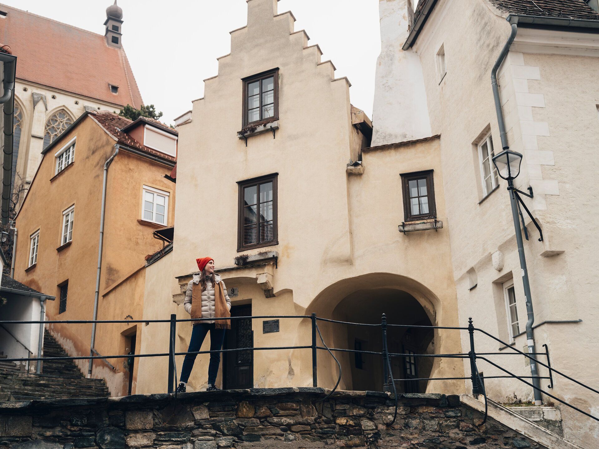 Ein malerischer Stadtspaziergang führt durch die charmanten Gassen, wo die historischen Gebäude in sanften Farben erstrahlen. Die winterliche Atmosphäre lädt dazu ein, die frische Luft zu genießen und die Schönheit der Umgebung zu entdecken.