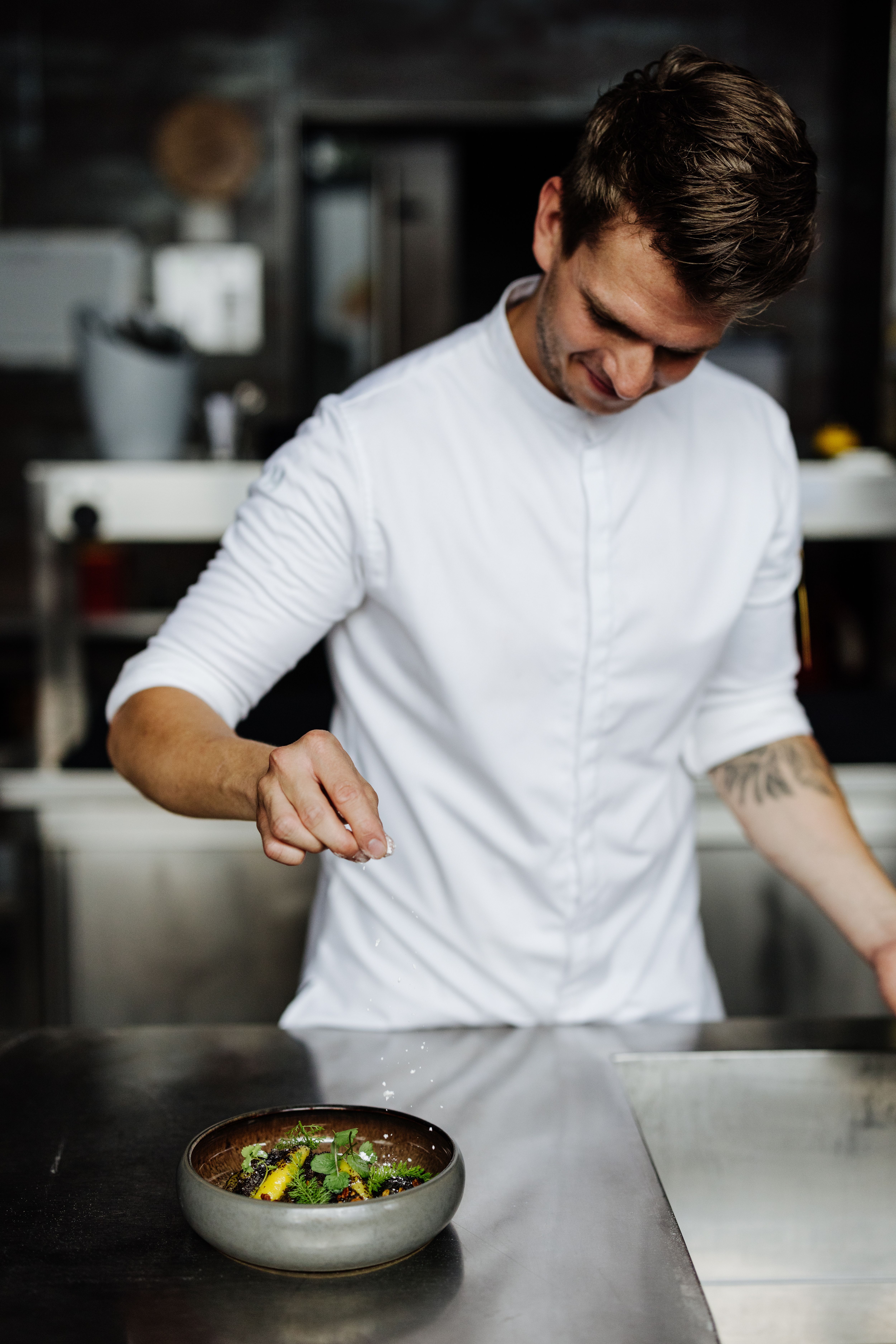Elegantná reštaurácia s okrúhlymi stolmi, bielymi obrusmi a tlmeným osvetlením.