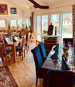 Jedáleň s drevenými stolmi a drevenými kreslami