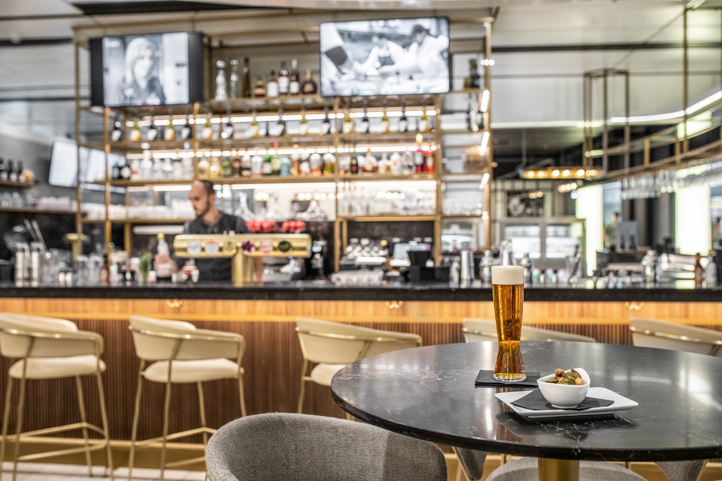 Kuchyňa Wolfgang Puck, bar s čašníkom