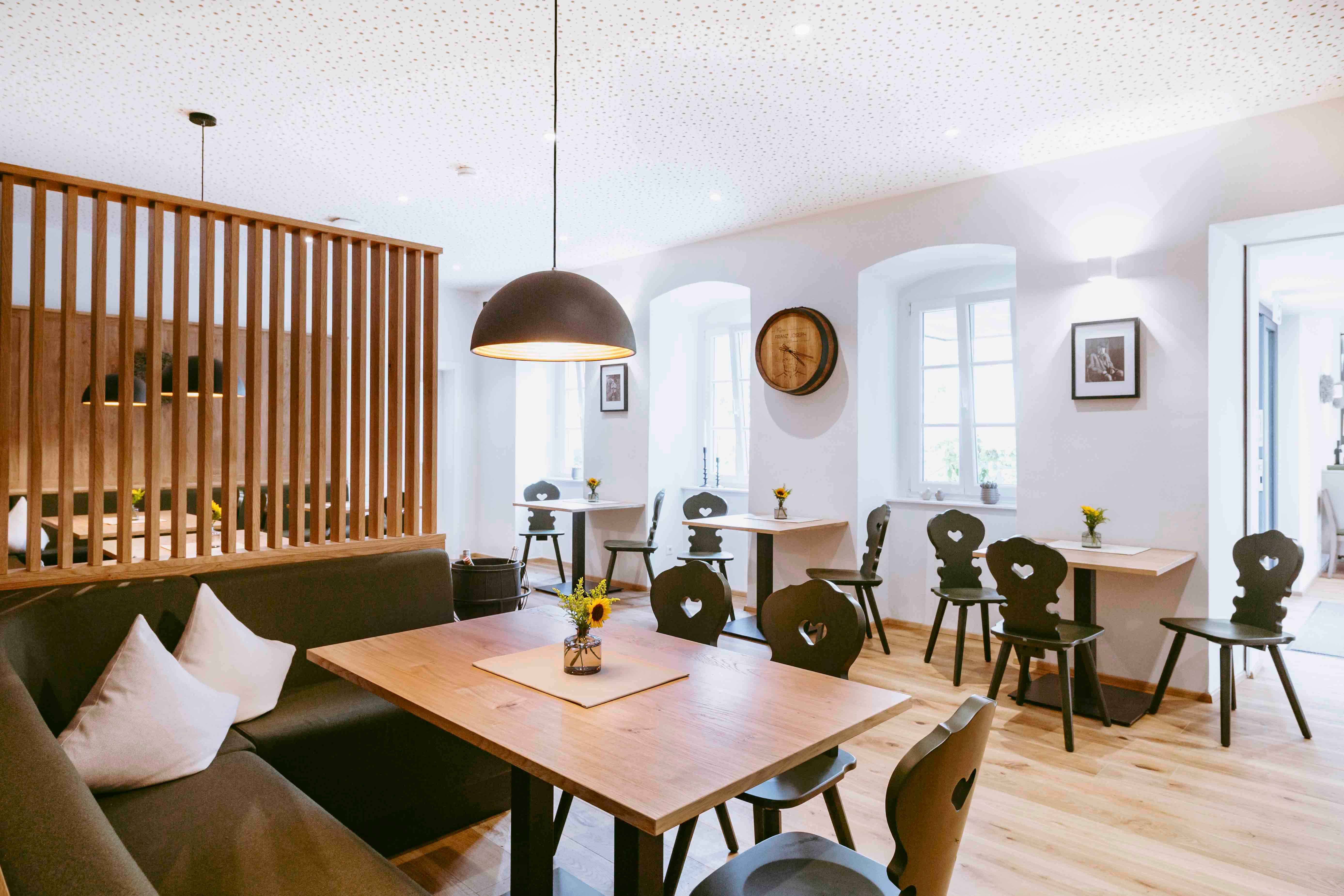 Moderný salón s dreveným nábytkom a štýlovým osvetlením.