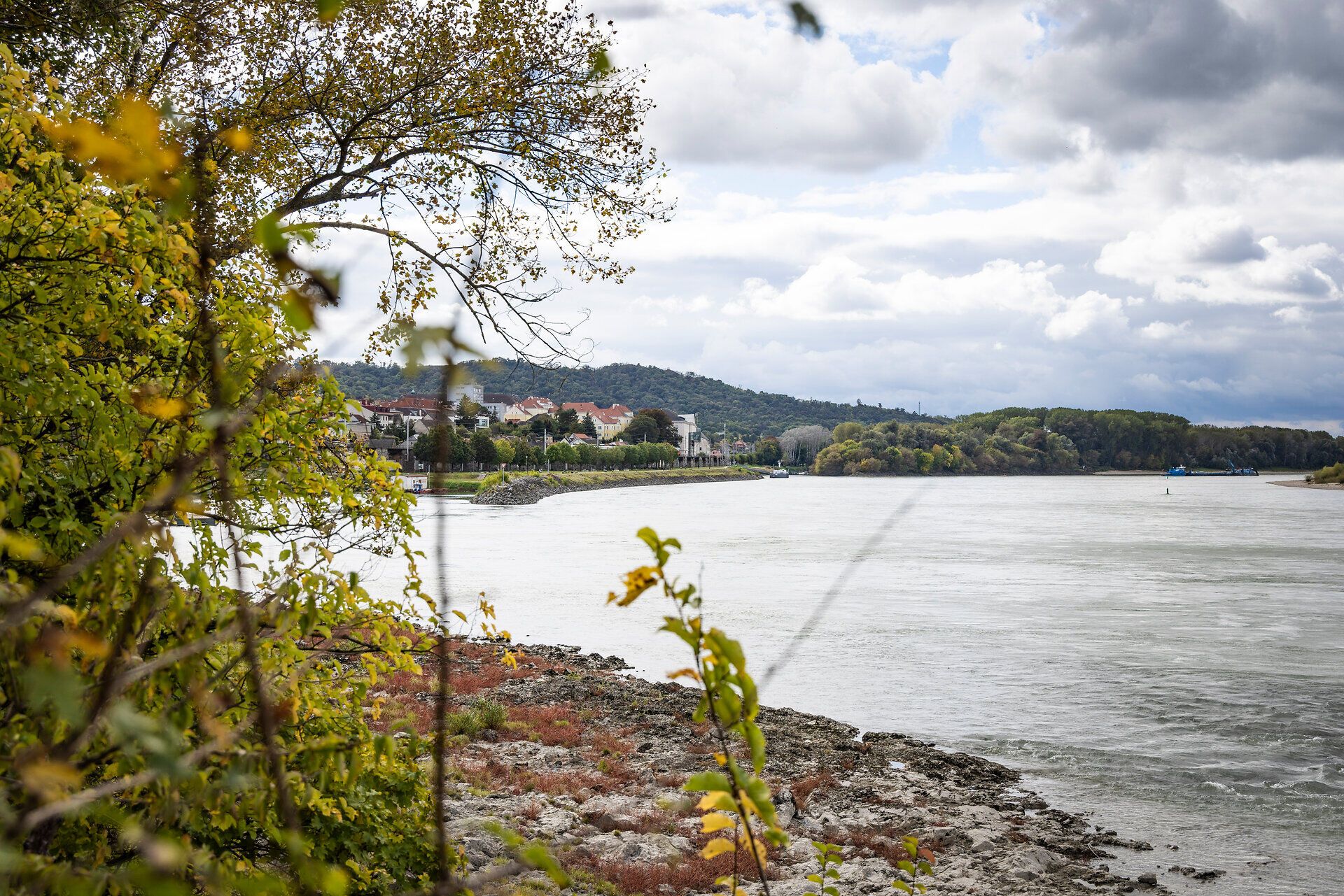 Breh Dunaja pri Hainburgu s výhľadom na domy a záplavové územie Dunaja. 