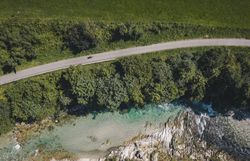 Luftansicht des Ybbstalradwegs durch Natur und entlang der klaren Ybbs.
