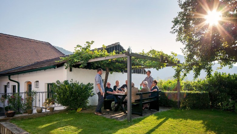 weinverkostung-garten_c-urbanushof-_-leonhard-hilzensauer_preview, © Leonhard Hilzensauer