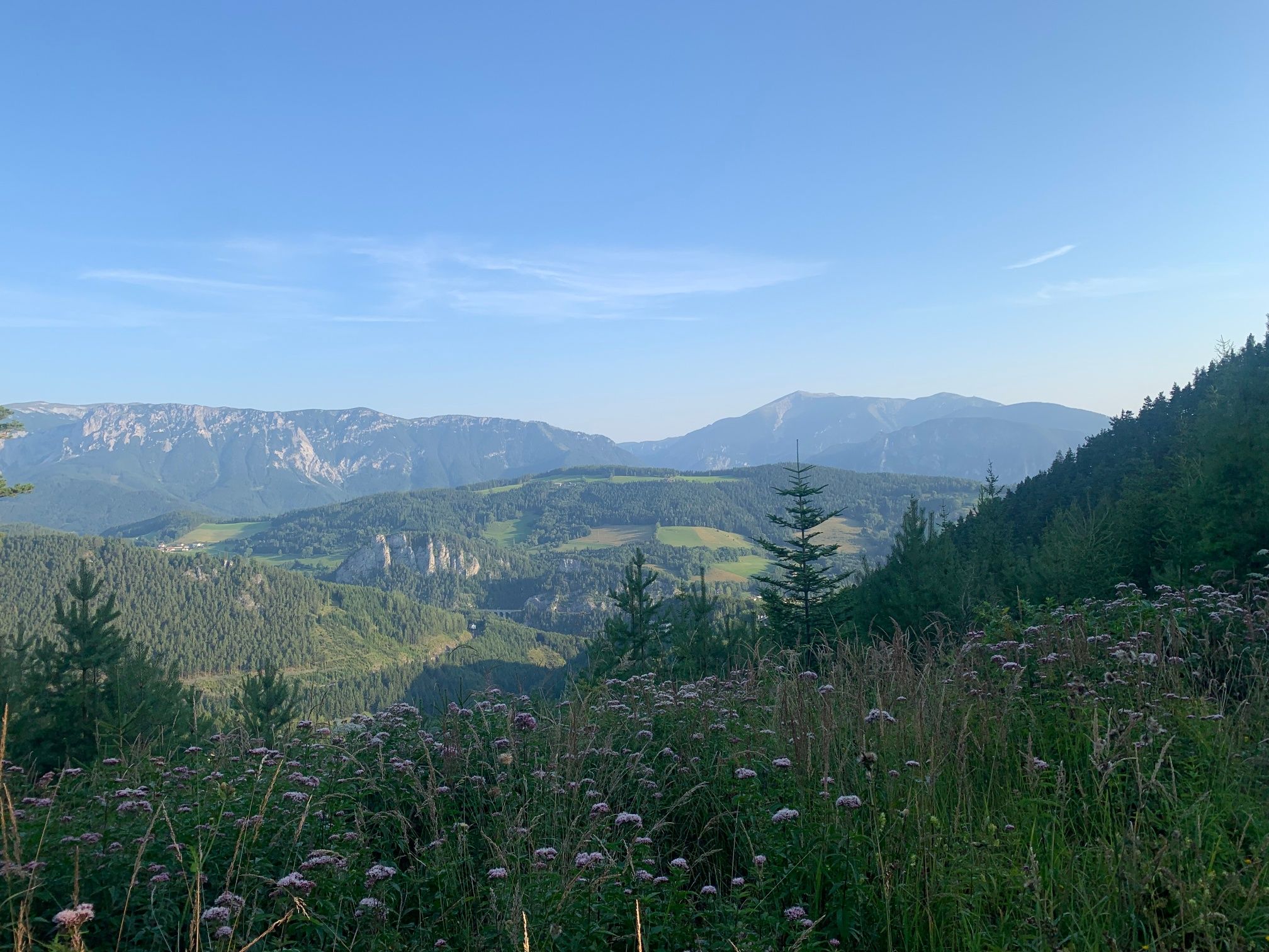 Pohľad na Rax a Schnneeberg počas túry