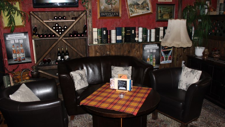 &Uacute;tuln&eacute; sedenie, &copy; Mary&acute;s Scottish Coffeepub