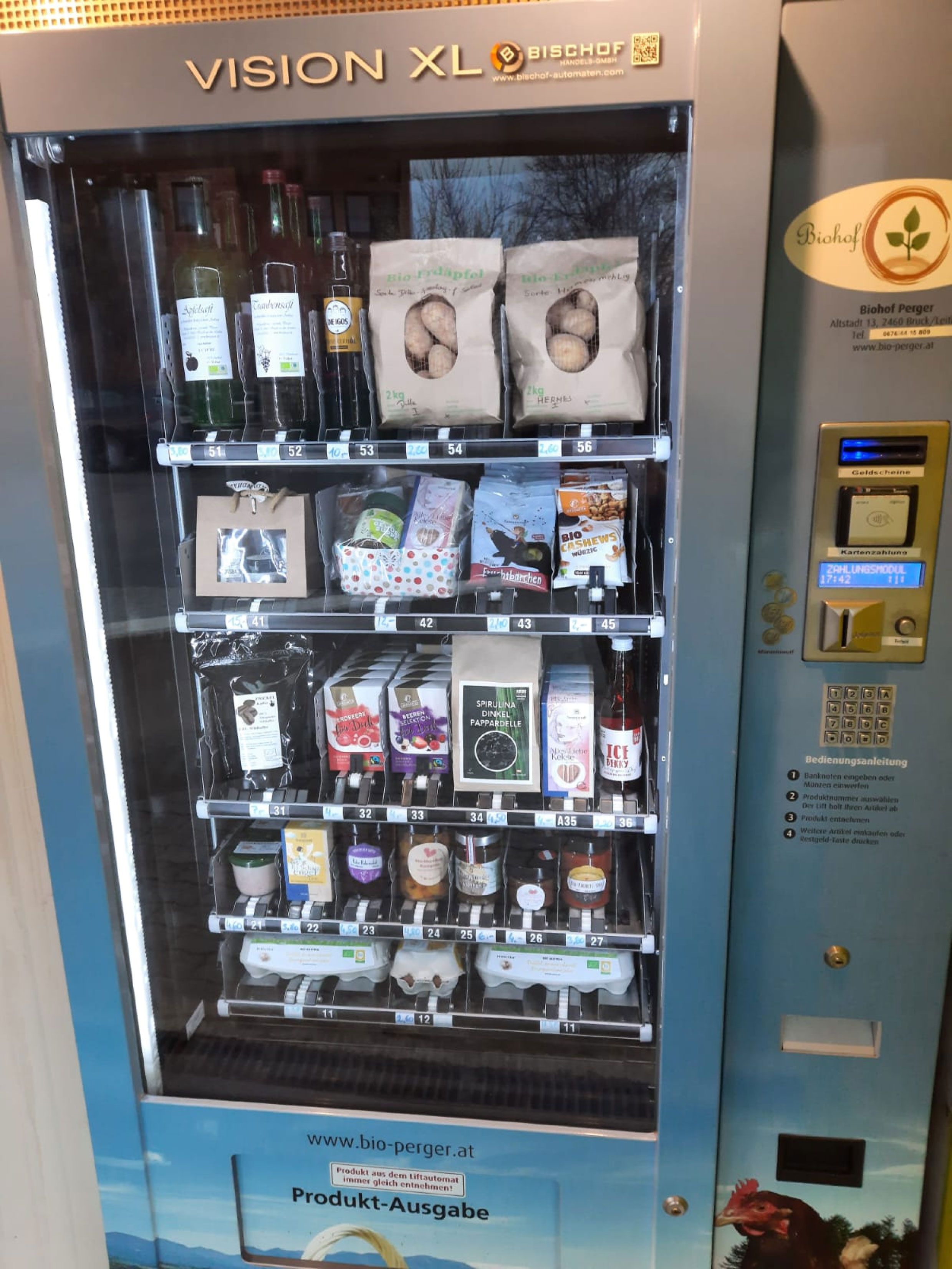 Automat s bioproduktmi, ako sú vajcia, zemiaky a nápoje z ekologickej farmy Perger.