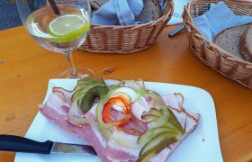 K&uuml;mmelbratenbrot, Hauer winery and Buschenschank (typical tavern), H&ouml;flein, &copy; Donau Nieder&ouml;sterreich
