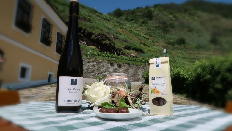 Wine enjoyment in front of the Klosterhof restaurant, © Restaurant Klosterhof