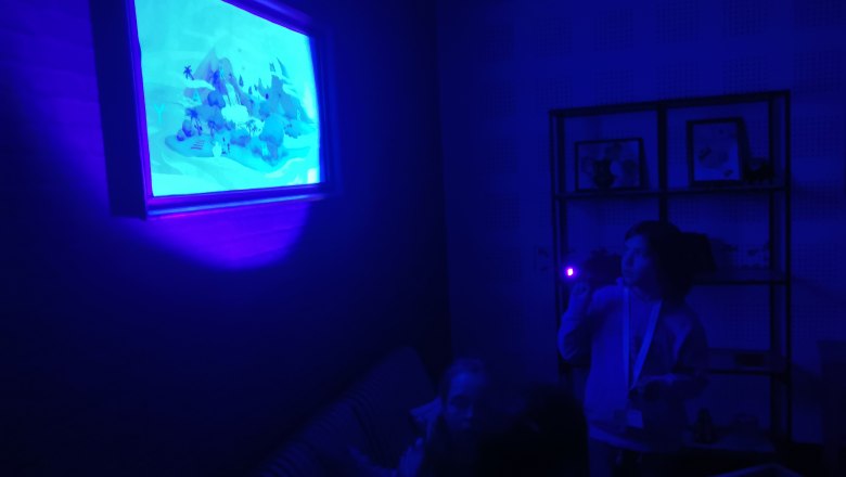 TDR-Escaperoom Tulln-black light, &copy; Kinder sin din einem Raum mit Schwarzlicht und versuchen an die L&ouml;sung zu gelangen