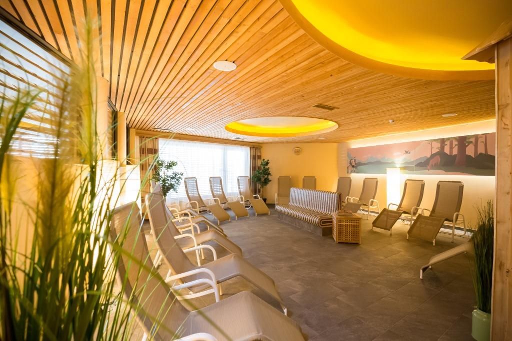 Moderná sauna s ležadlami a drevenými prvkami v hoteli JUFA Annaberg.