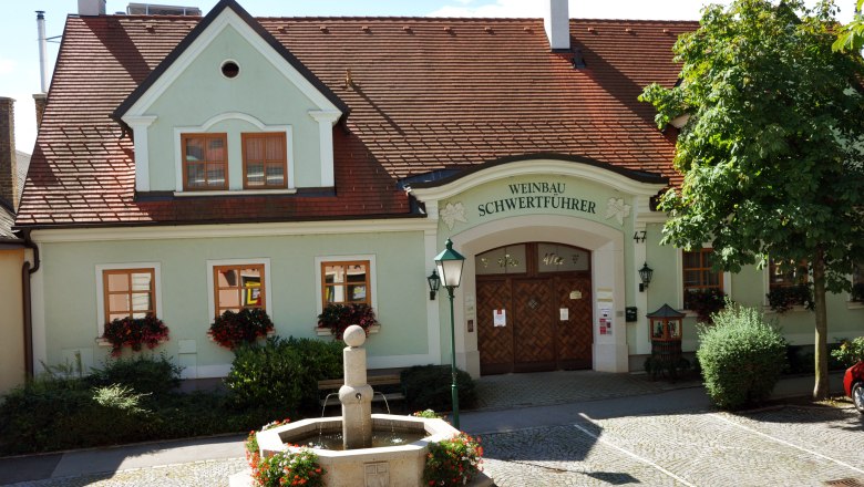 Winegrower's house, &copy; Weingut Schwertf&uuml;hrer 47er