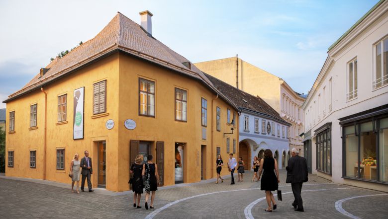 Beethovenov dom v Badene s okoloidúcimi na ulici.