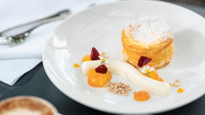 Curd cheese strudel soufflé for dessert, © Niederösterreich Werbung/Michael Reidinger