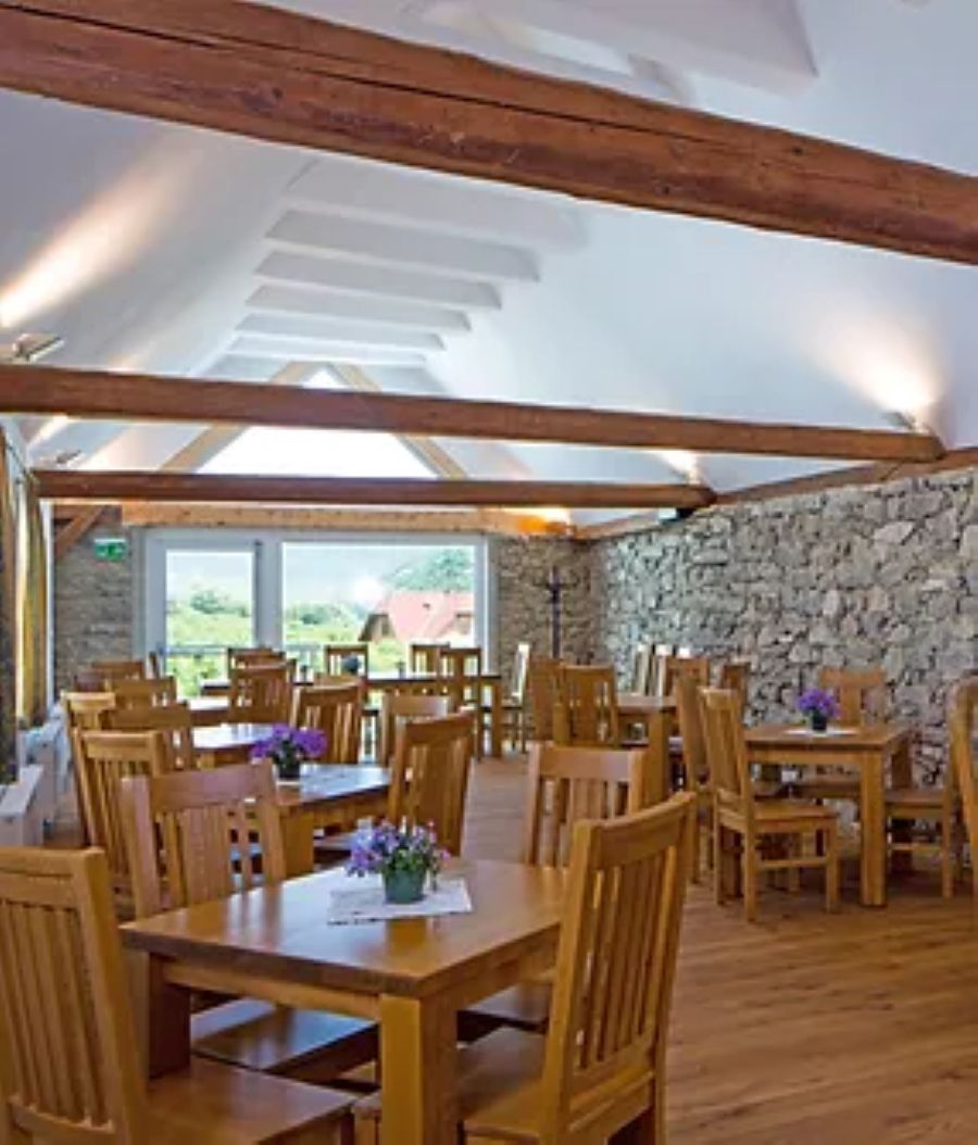 Jedáleň s drevenými stolmi a stoličkami