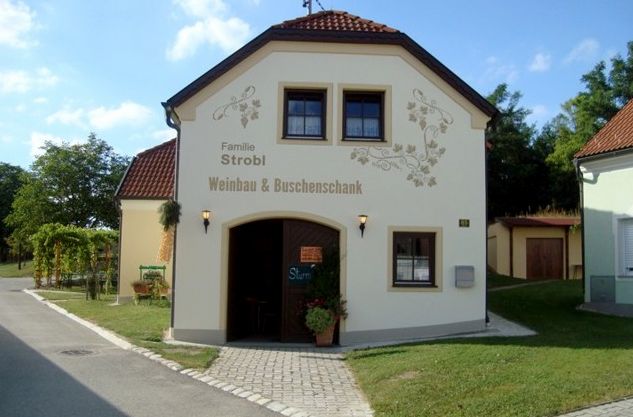 Malá budova s nápisom "Familie Strobl Weinbau & vínne šenky".