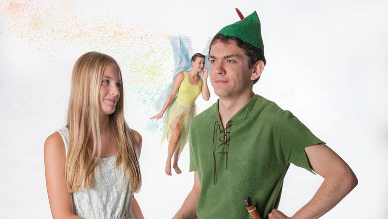 Tri osoby v kostýmoch Petra Pana, jedna oblečená ako Peter Pan, jedna ako Wendy a jedna ako Zvonilka.
