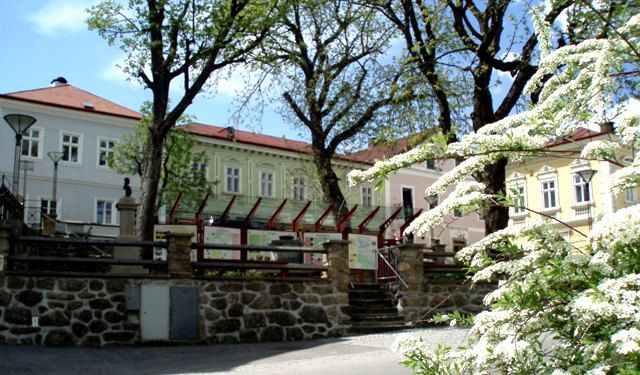 Historické budovy a kvitnúce stromy v Langschlagu.