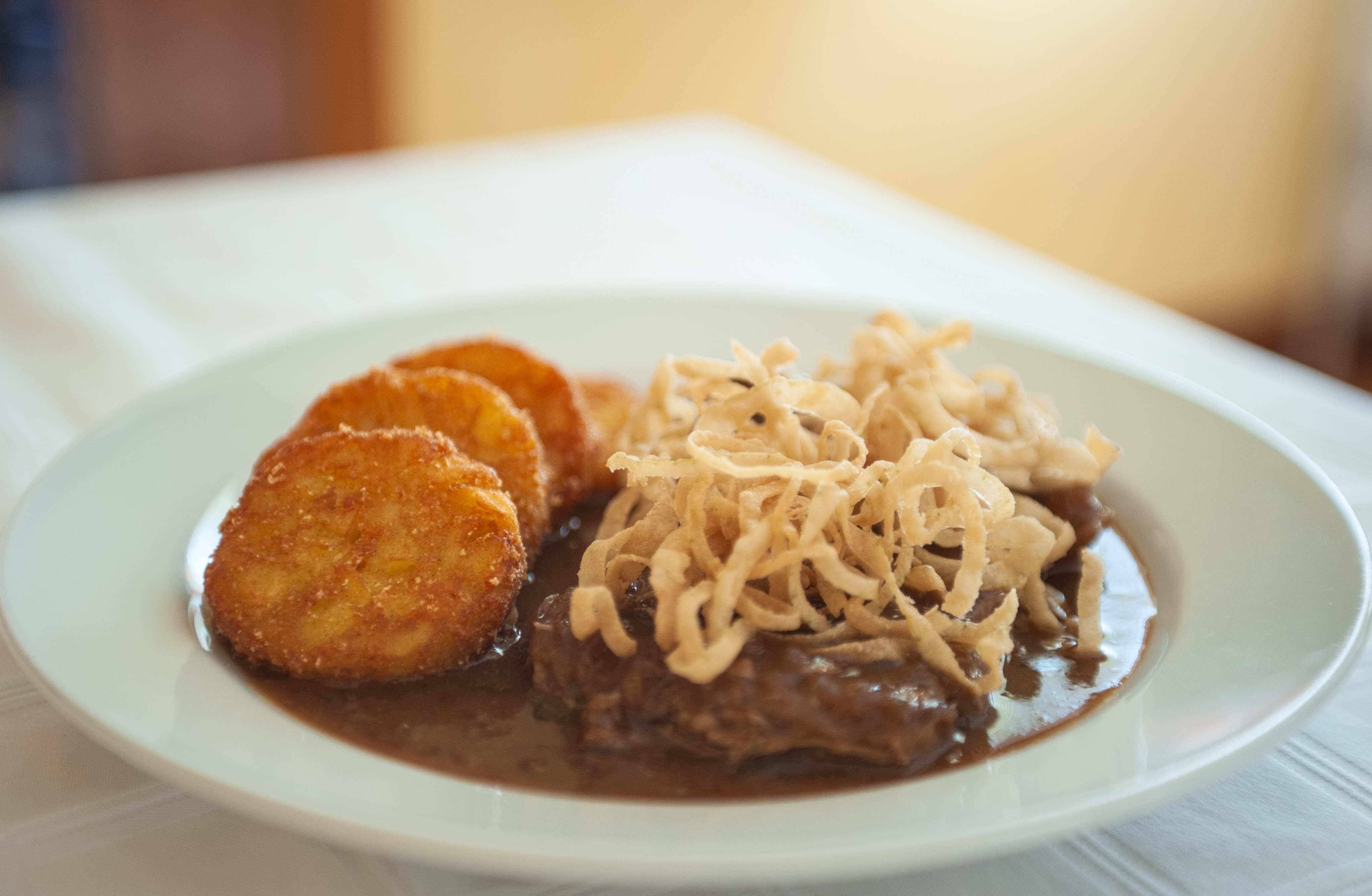 Tanier hash browns, omáčka a vyprážaná cibuľa.