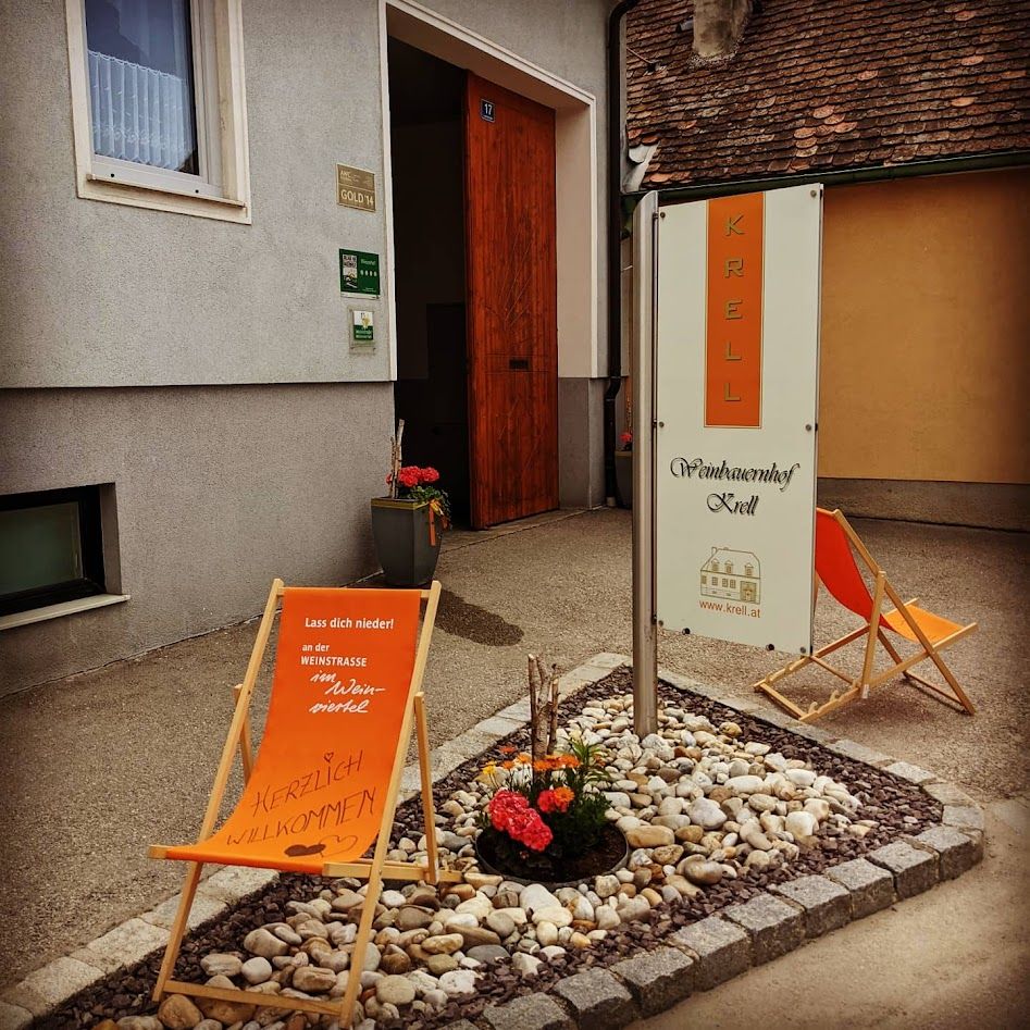 Vstup do vinárstva Krell s ležadlami a kvetmi.