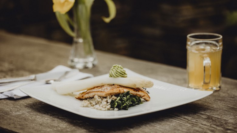 Tender fish meets crunchy asparagus, © Niederösterreich Werbung/Sophie Menegaldo