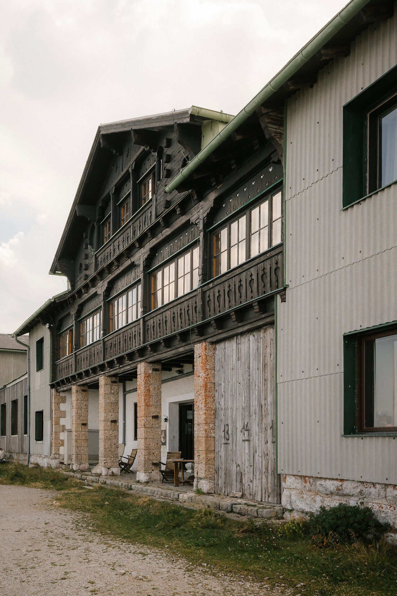 Historická fasáda s dreveným balkónom horskej chaty Hochschneeberg