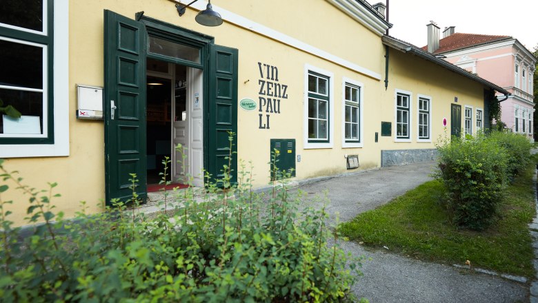 Pohľad zvonku na žltú budovu s nápisom "Vinzenz Pauli".