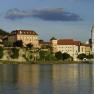 Exterior view of D&uuml;rnstein and castle, &copy; Hotel Schloss D&uuml;rnstein GmbH