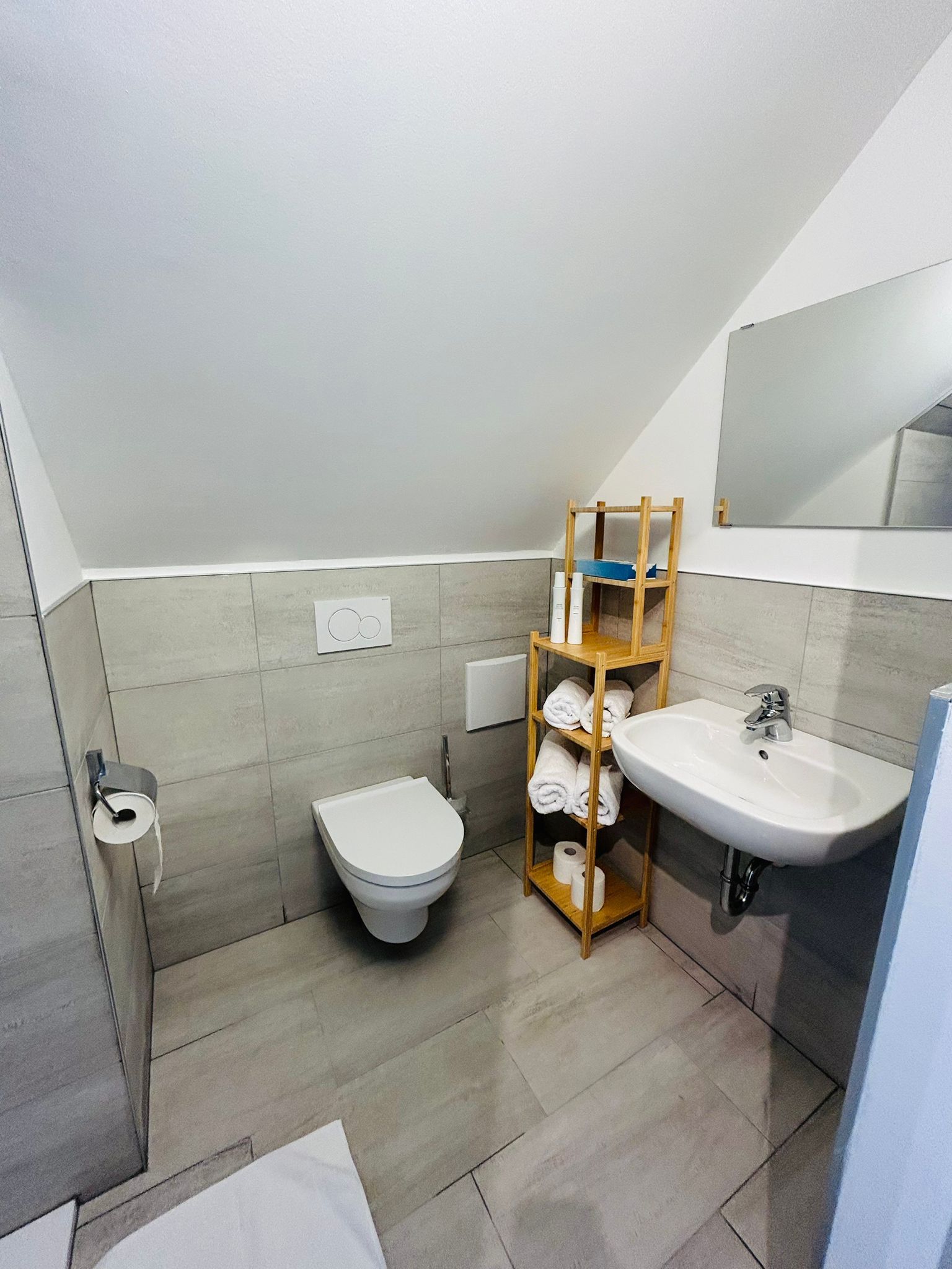 Kúpeľňa s WC, umývadlom a sprchovacím kútom.