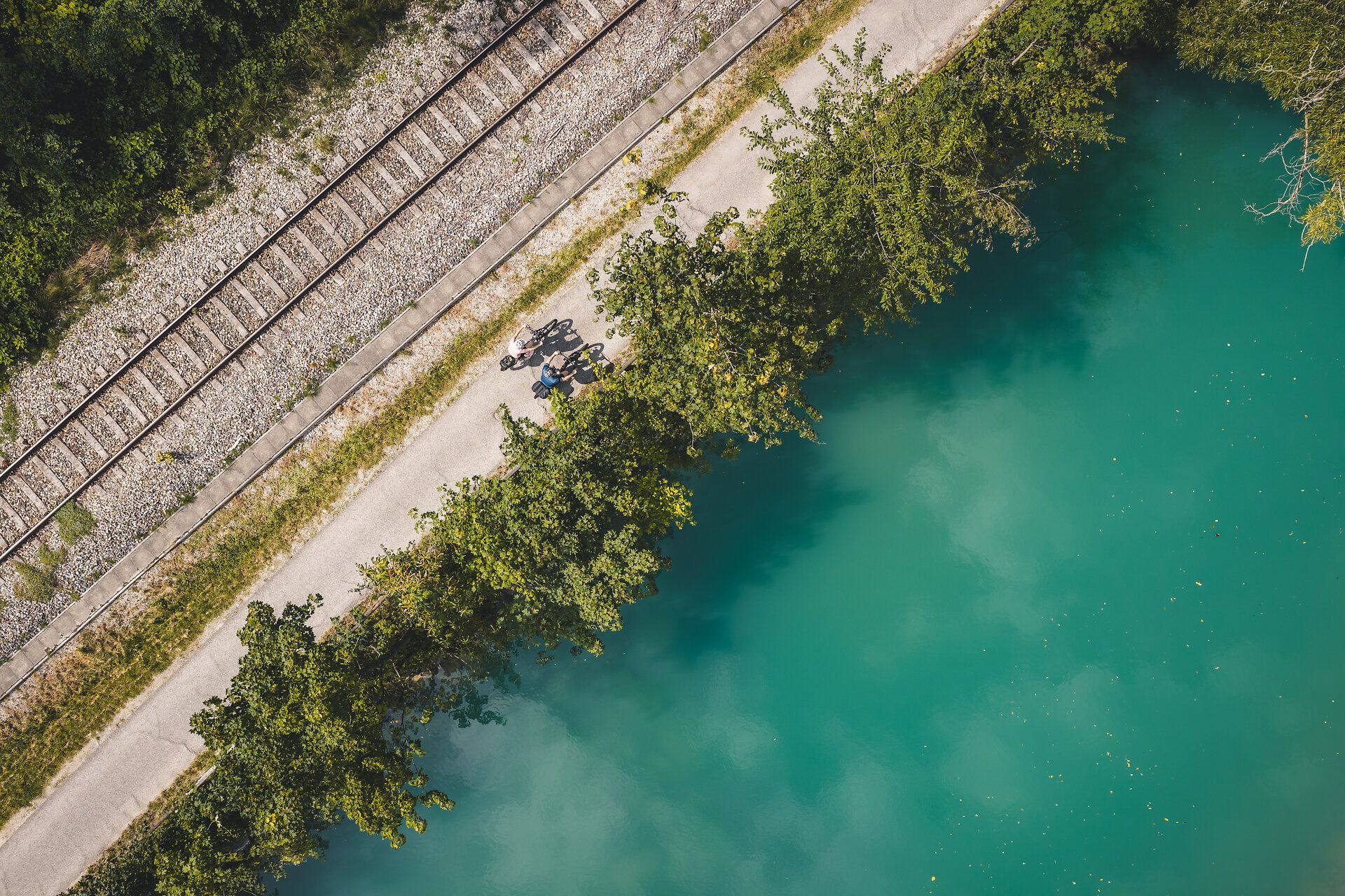 Dvaja cyklisti na Cyklotrase Erlauftal medzi Erlaufom a železničnou traťou