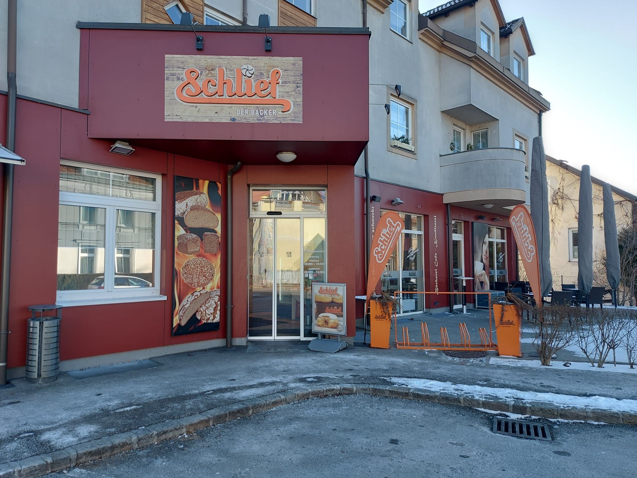 Vonkajší pohľad na pekáreň Schlief s tabuľou s logom