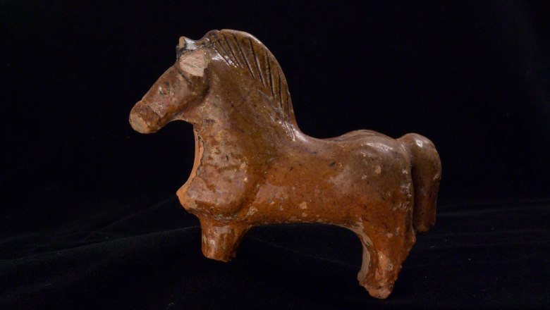Small ceramic horse from a Roman cremation grave in Schießstattgasse, © BDA, Schumacher