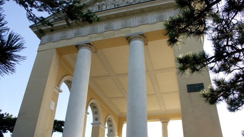 Hussar Temple, &copy; Husarentempel