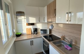 Bright kitchen with window and electrical appliances, © Kathi Brandstetter