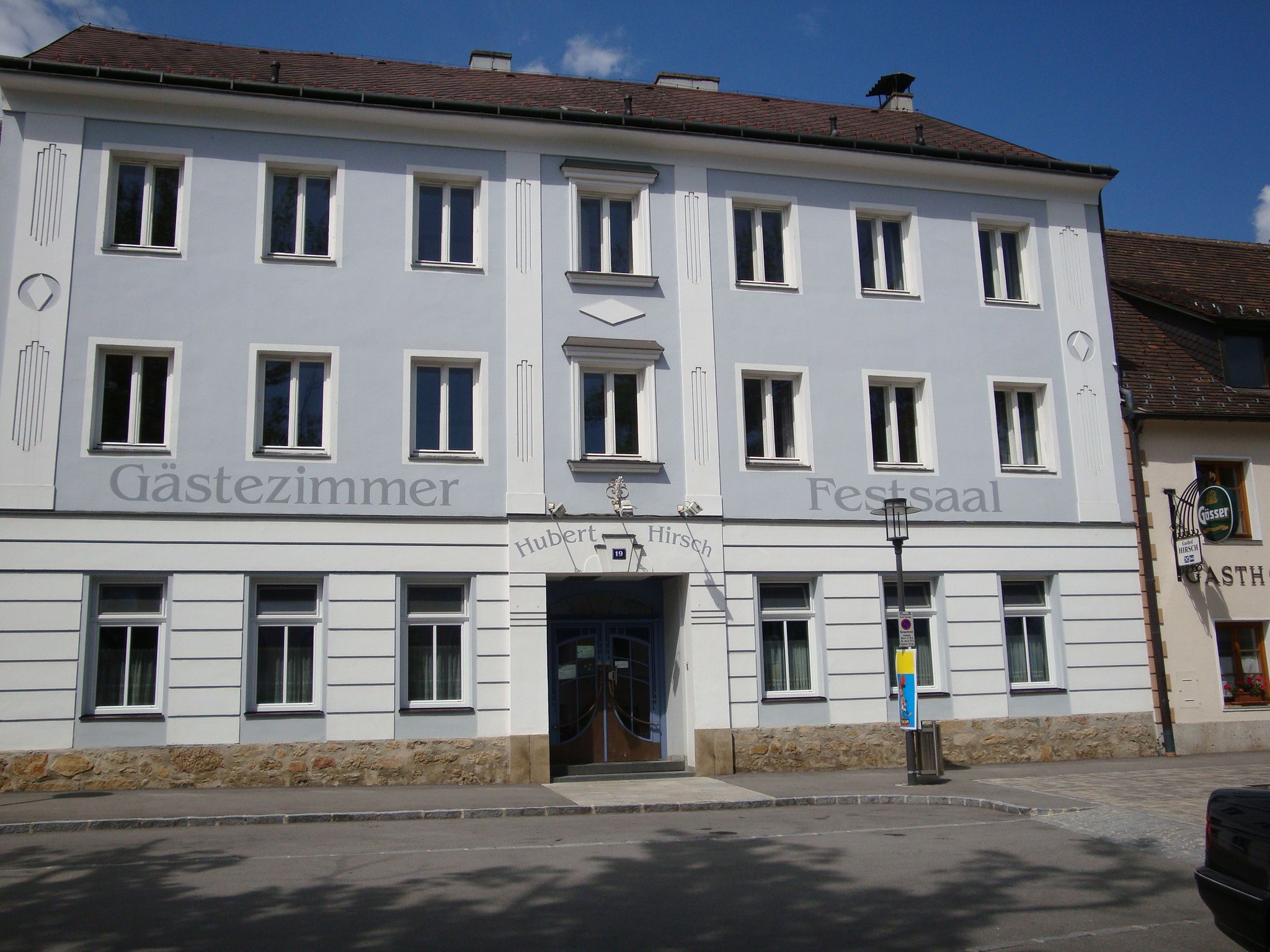 Fasáda hostinca s nápisom "Gästezimmer" a "Festsaal".