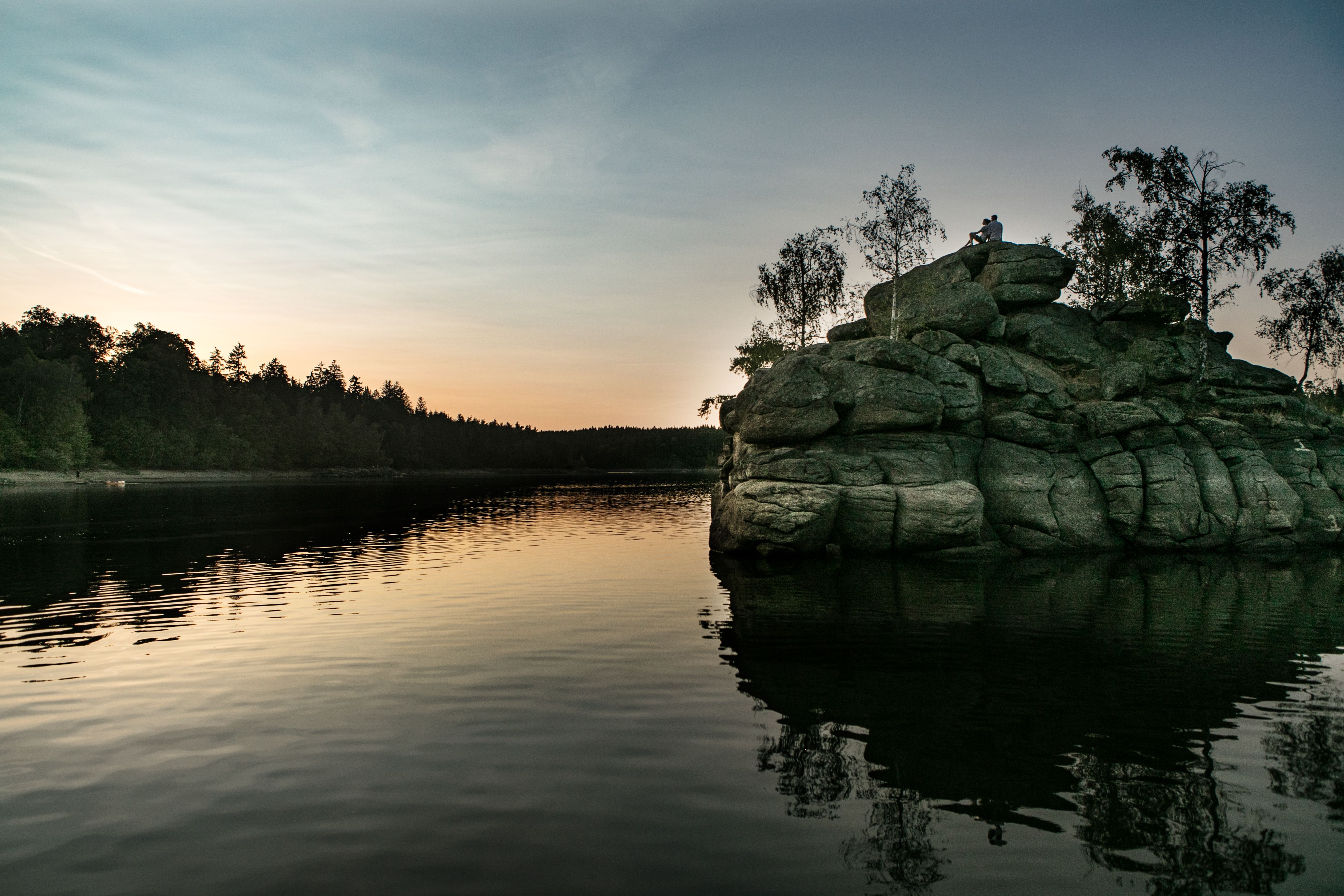 Der Ottensteiner Stausee strahlt in den warmen Farben des Sommers, während sanfte Wellen das Ufer umspielen. Umgeben von üppigem Grün und majestätischen Felsen lädt die idyllische Landschaft zu Bootsfahrten und erholsamen Stunden am Wasser ein.