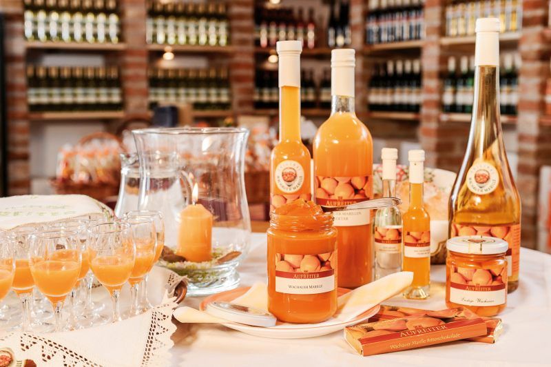 Rôzne marhuľové výrobky na stole v obchode na farme