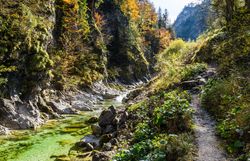 Ein malerischer Wanderweg schlängelt sich entlang des glitzernden Wassers, umgeben von majestätischen Felsen und buntem Laub. Die frische Bergluft und das sanfte Plätschern des Baches schaffen eine harmonische Atmosphäre, die zum Verweilen einlädt. Hier in den Ötschergräben erleben Naturfreunde ein wahres Paradies der Blicke.