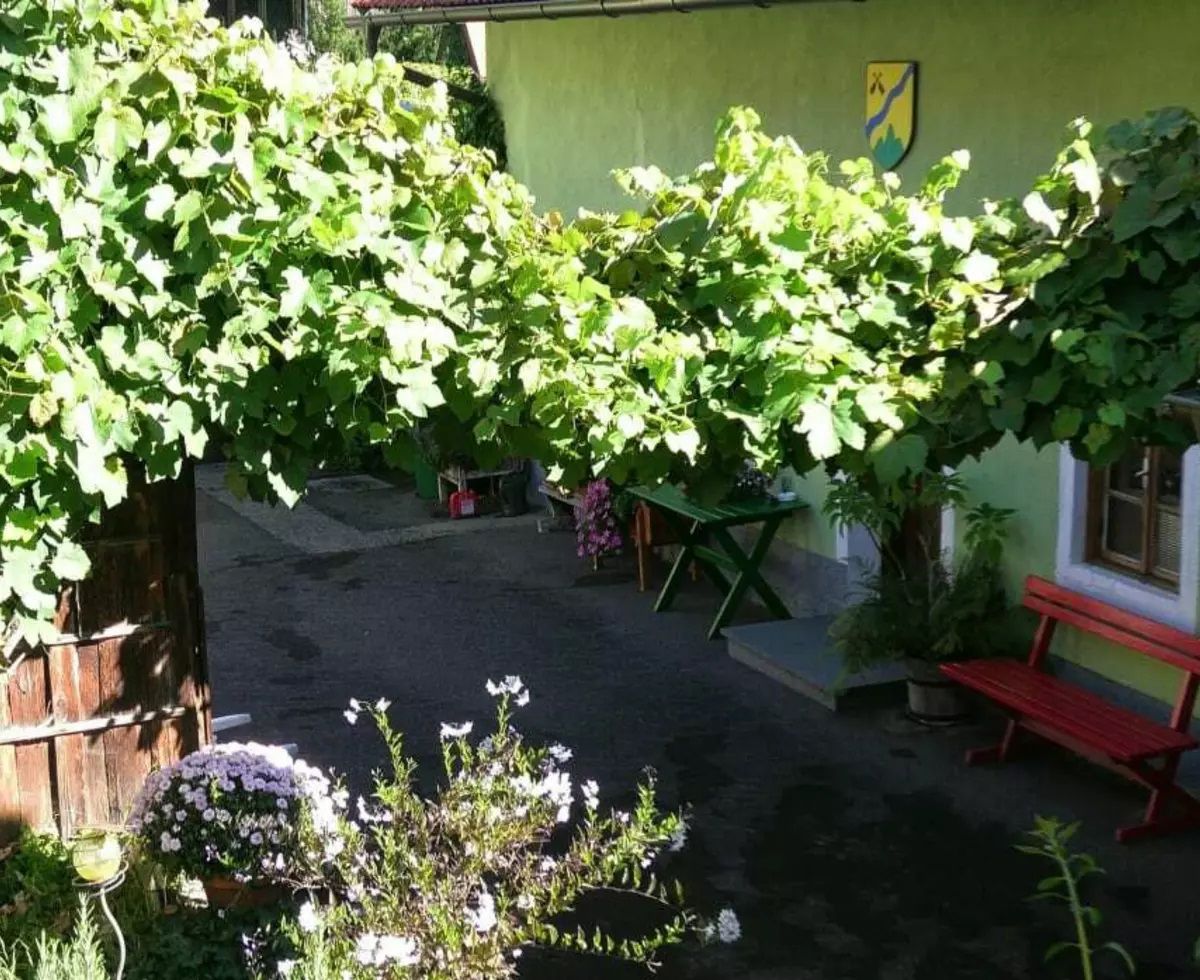 Vnútorné nádvorie s kvetmi a posedením
