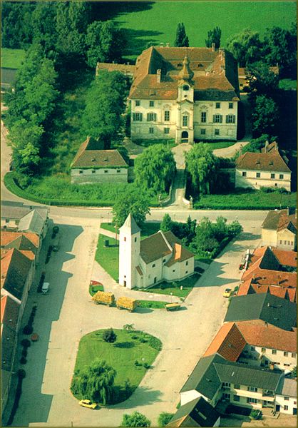 Letecký pohľad na obec s kostolom a hradom v Seibersdorfe.