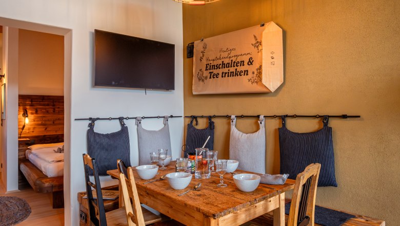 &Uacute;tuln&yacute; jed&aacute;lensk&yacute; k&uacute;t s dreven&yacute;m stolom, stoličkami a dekorat&iacute;vnou lampou v byte.