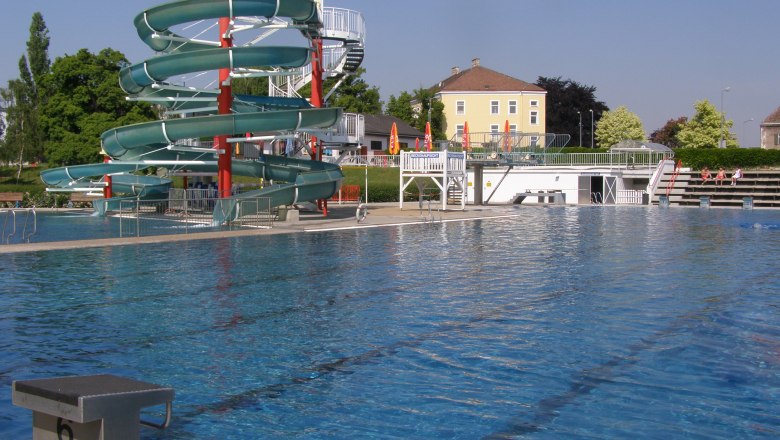 Schwechat outdoor pool, &copy; Stadtgemeinde Schwechat