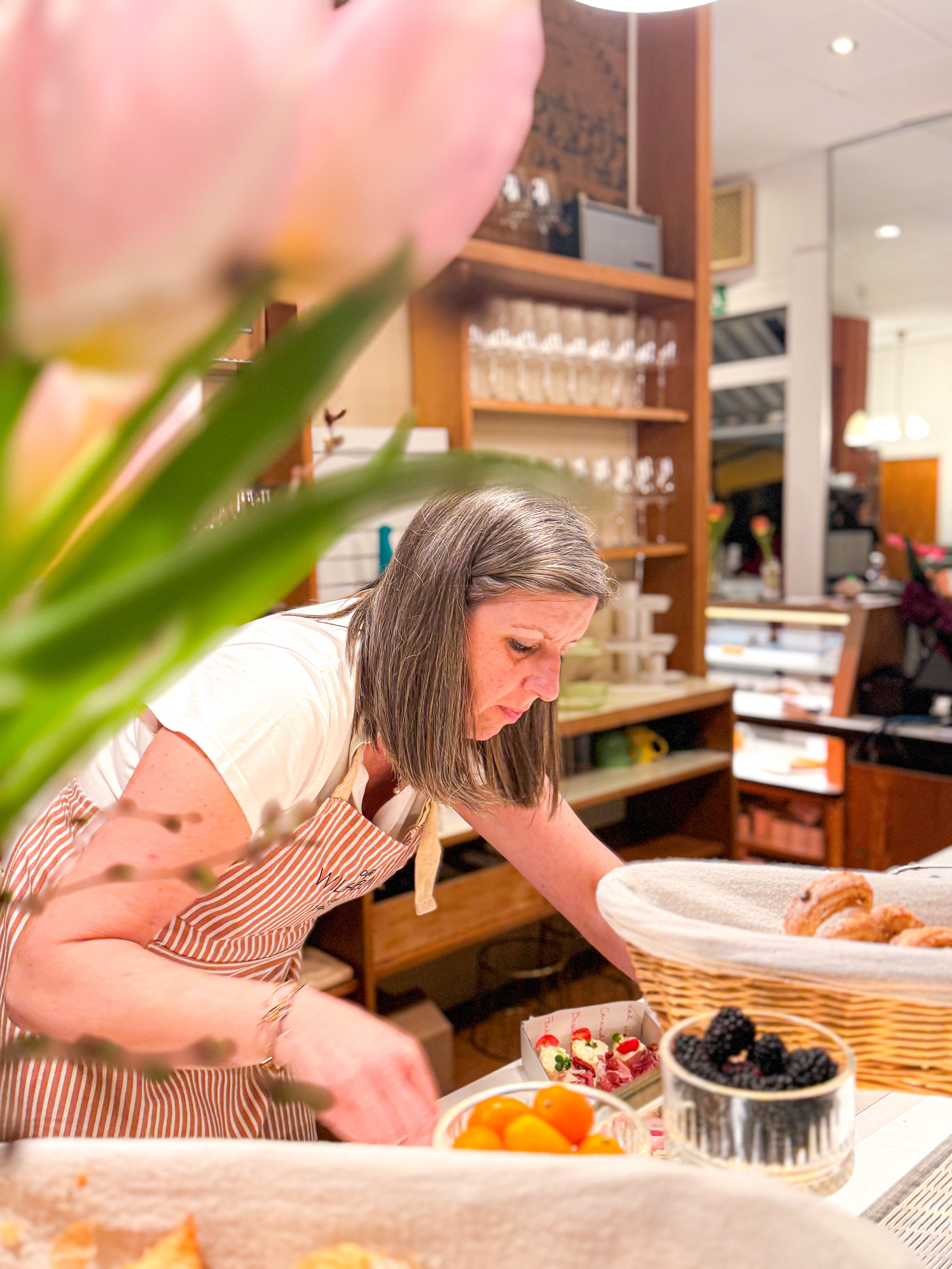 Žena pripravuje sendviče