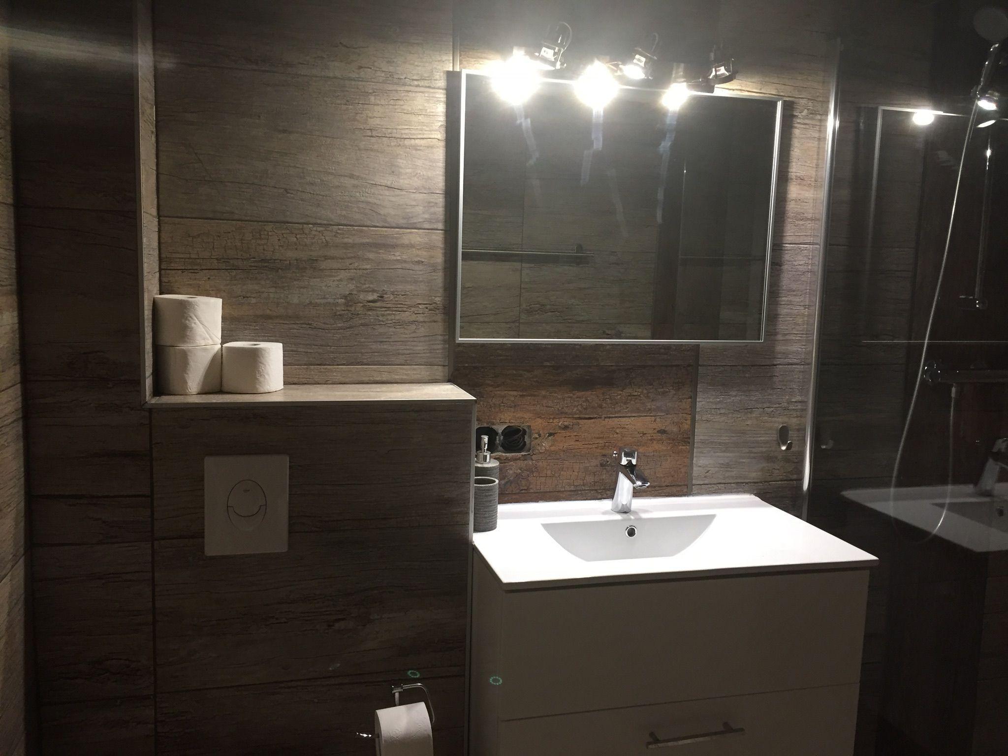 Hippo Campus, kúpeľňa